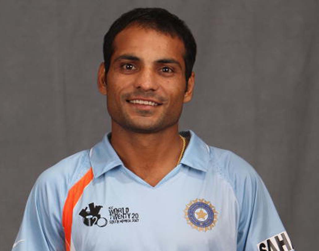 যোগিন্দর শর্মা: ২০০৭-এ টি-২০ বিশ্বকাপ ফাইনাল। শেষ ওভারে জেতার জন্য পাকিস্তানের দরকার ছিল ১৩ রান। অধিনায়ক ধোনি বল তুলে দিয়েছিলেন যোগিন্দর শর্মার হাতে। পাক ব্যাটসম্যান মিসবা ইল হককে আউট করে ভারতকে চ্যাম্পিয়ন করার কারিগর এই যোগিন্দর। যদিও পরবর্তী সময় তেমন আর সাফল্য নেই তাঁর।