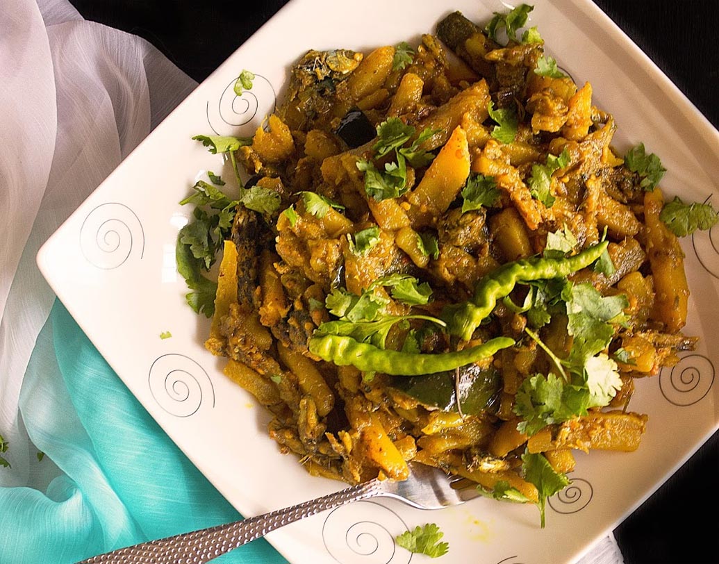 কী কী লাগবে: ২০০ গ্রাম চুনো মাছ, ১টা মাঝারি আলু সরু, লম্বা করে কাটা, ১টা মুলো সরু, লম্বা করে কাটা, ১টা ছোট পেঁয়াজ কুচনো, ১টা বড় বেগুনের সিকি ভাগ সরু লম্বা করে কাটা, ২ চা চামচ গুঁড়ো হলুদ, ১ চা চামচ লাল লঙ্কা গুঁড়ো, ২টো কাঁচা লঙ্কা চেরা, নন, ২ টেবল চামচ সর্যের তেল।