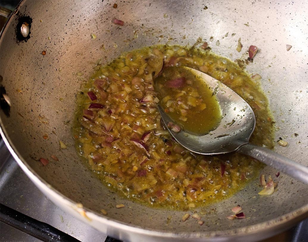 মাছ ভাজা হয়ে গেলে ওই তেলেই পেঁয়াজ দিয়ে শ্যালো ফ্রাই করুন। প্রয়োজনে আরও একটু তেল দিতে পারেন।