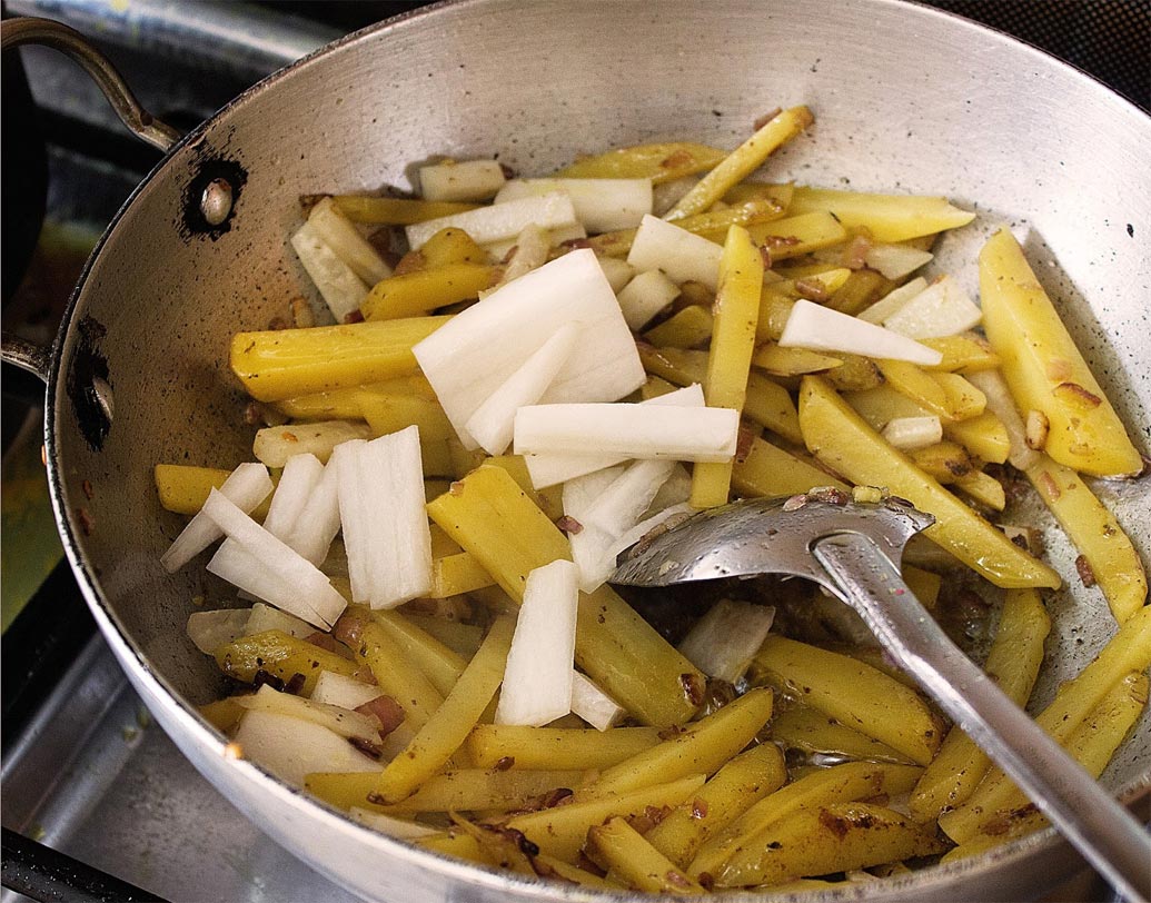 ২-৩ মিনিট পর ঢাকনা খুলে মুলো দিয়ে দিন। ভাল করে মিশিয়ে আরও ২ মিনিট রান্না হতে দিন। যদি মনে হয় বেশি শুকিয়ে যাচ্ছে তা হলে জল দিন।