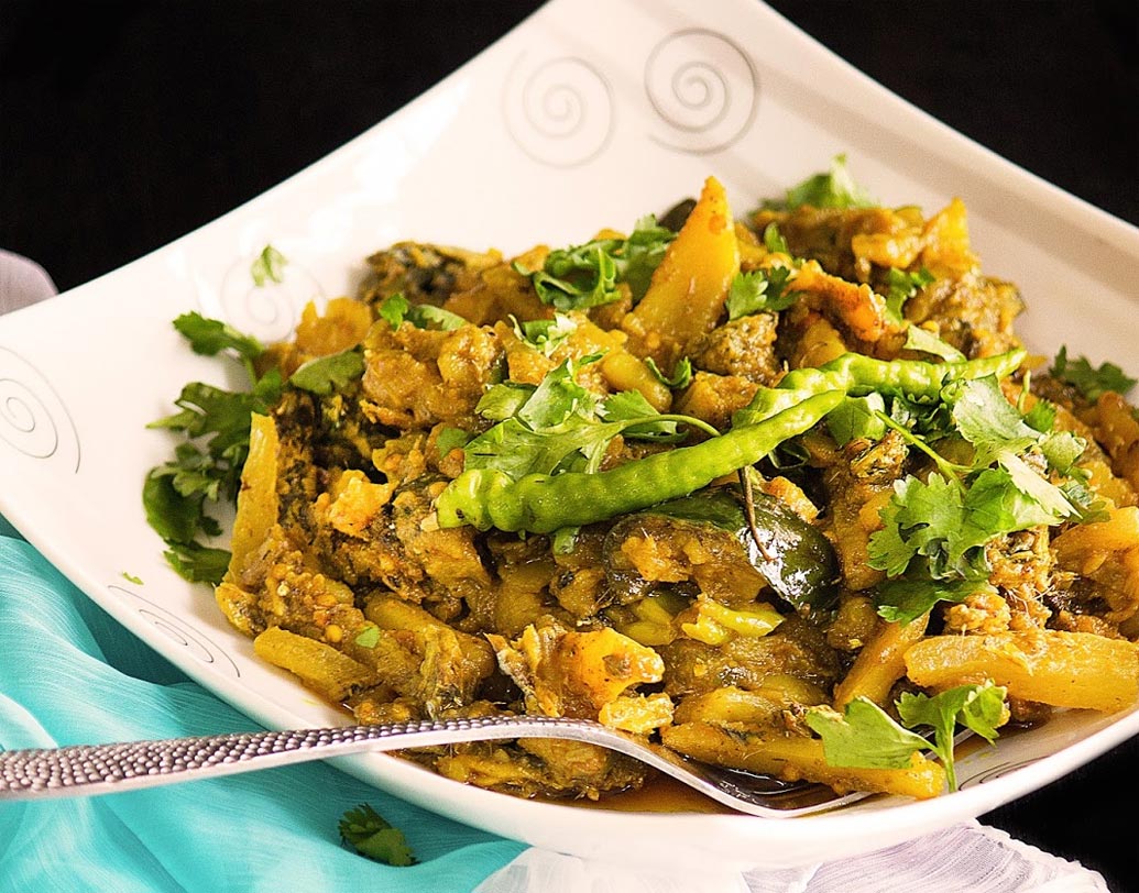 ভাল করে মিশিয়ে নিয়ে স্বাদ চেখে দেখে আঁচ বন্ধ করুন। গরম ঝুরঝুরে ধোঁওয়া ওঠা ভাতের সঙ্গে খান চুনো মাছের চচ্চড়ি।