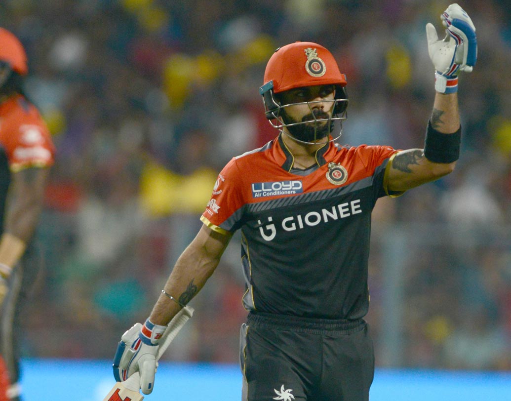 বিরাট কোহালি: তালিকার পাঁচ নম্বরে রয়েছেন রয়্যাল চ্যালেঞ্জার্স বেঙ্গালুরুর অধিনায়ক বিরাট কোহালি। ১৪১ ইনিংসে ১৬০টি ওভার বাউন্ডারি মেরেছেন তিনি। স্ট্রাইক রেট প্রায় ১৩০।