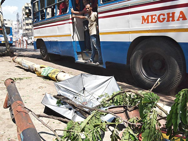 Kolkata News: Bus collided with lamppost, youth dead