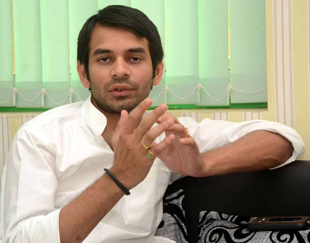 বিহারের প্রাক্তন মুখ্যমন্ত্রী দারোগা রাইয়ের নাতনি এবং প্রাক্তন মন্ত্রী চন্দ্রিকা রাইয়ের মেয়ে ঐশ্বর্যের সঙ্গে আগামী মাসেই বিয়ের পিঁড়িতে বসতে চলেছেন তেজপ্রতাপ।