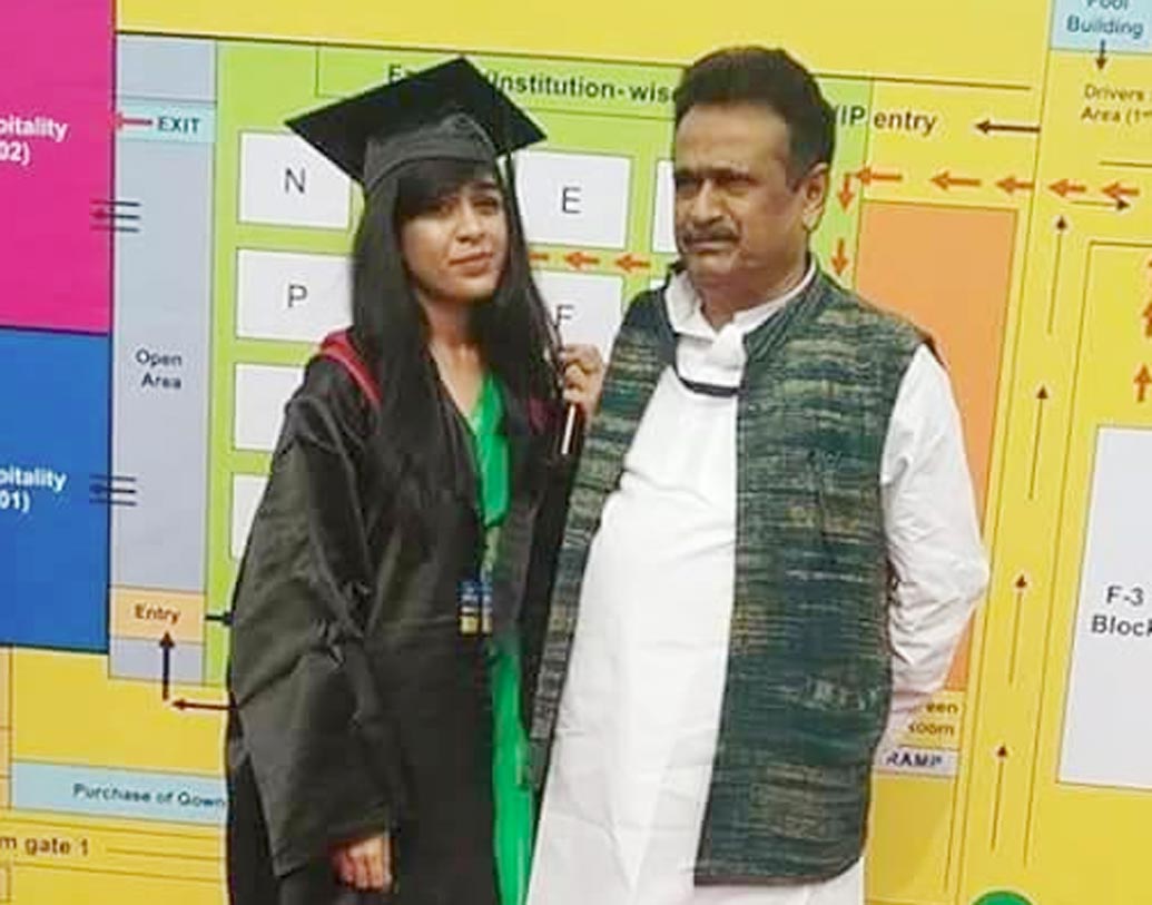 পটনার স্কুলে পড়াশোনা করেছেন ঐশ্বর্য। দিল্লি বিশ্ববিদ্যালয় থেকে ইতিহাসে স্নাতক করার পর নয়ডার অ্যামিটি বিশ্ববিদ্যালয় থেকে এমবিএ করেছেন তিনি। পরিবারে সবাই তাঁকে ডাকে ‘জিপসি’ বলে। এই নামের পিছনে নাকি একটি গল্প রয়েছে। বিহারে হাল্কা বৃষ্টিকে বলে ‘জিপসি’। ঐশ্বর্য যে দিন জন্মেছিলেন সে দিন সারা ক্ষণ ধরেই ঝিরঝিরে বৃষ্টি হয়েছিল। তাই তাঁর ওই নাম রাখা হয়।