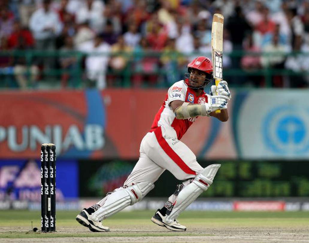 কুমার সঙ্গাকারা: শ্রীলঙ্কার প্রাক্তন অধিনায়ক কুমার সঙ্গাকারা আইপিএল-এ ৪৭টি ম্যাচে অধিনায়কত্ব করেছেন। তার মধ্যে মাত্র ১৫টি ম্যাচ জিতেছেন। কিঙ্গস ইলেভেস পঞ্জাব, ডেকান চার্জার্স, সানরাইজার্স হায়দরাবাদের জার্সি গায়ে মাঠে নেমেছেন তিনি।