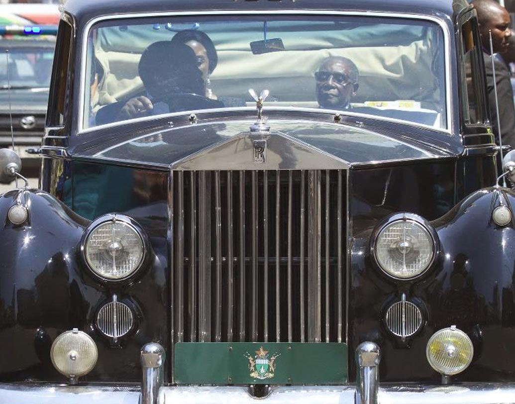 রবার্ট মুগাবে, জিম্বাবোয়ে: জিম্বোবোয়েতে ক্ষমতার পালাবদল ঘটেছে। পদত্যাগ করেছেন রবার্ট মুগাবে। ৩৭ বছরের শাসলকালে মুগাবের হেফাজতে ছিল তাঁর ভিন্টেজ রোলস রয়েস। অভিজাত ব্রিটিশ ঘরানার এই গাড়িই ছিল মুগাবের প্রথম পছন্দ। তাঁর সফরের সময় রোলস রয়েসটিকে ঘিরে থাকত ঘোড়ায় চড়া নিরাপত্তারক্ষীরা।