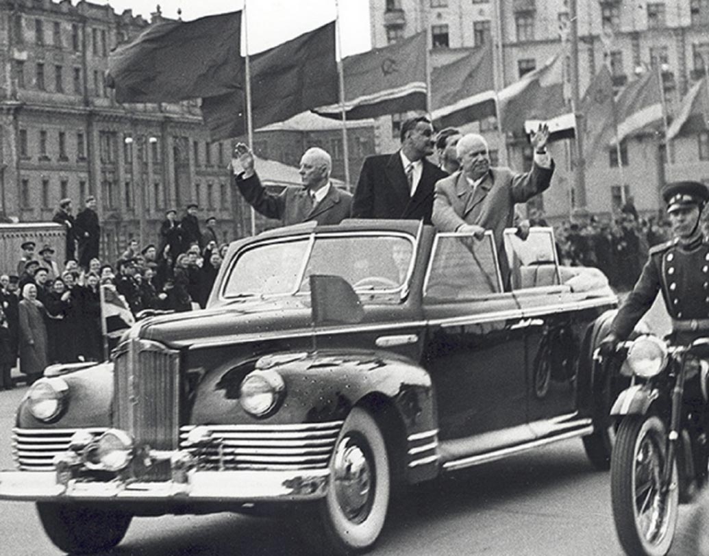 জোসেফ স্তালিন, সোভিয়েত: গত শতাব্দীর তিরিশের দশক আর চল্লিশের দশক জুড়ে স্তালিন তখন ক্ষমতার শীর্ষে। তাঁর পছন্দের তালিকায় ছিল কড়া নিরাপত্তায় মোড়া ‘জিস ১১০’ এবং ‘জিস ১১৫’। বুলেটপ্রুফ এই গাড়িগুলি তৈরি হত সাবেক সোভিয়েতের বিশেষ কারখানায়। আট হাজার কিলোগ্রাম ওজনের এই গাড়িগুলিতে থাকত বিশেষ অ্যালার্ম, বড় টায়ার, ৭.৫ সেন্টিমিটার পুরু জানলা। ১৯৪৬-৮৭ সালের মধ্যে স্তালিনের হেফাজতে ছিল এমন ৩২টি গাড়ি। আশ্চর্যের বিষয়ে, একটি ‘জিস ১১৫’ দু’দিনের বেশি ব্যবহার করতেন না স্তালিন।