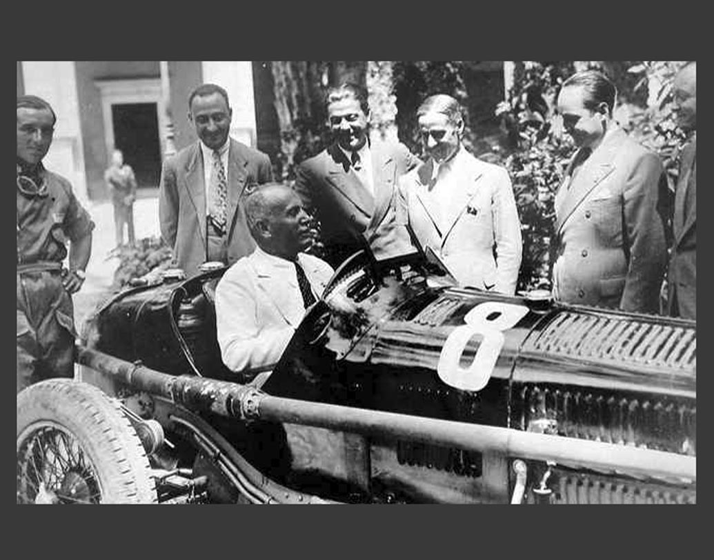 বেনিতো মুসোলিনি, ইতালি: ইতালির শাসক বেনিতো মুসোলিনি ভালবাসতেন ফ্যান্সি গাড়ি। অ্যাসতুরা চড়ে সফরে সচ্ছন্দ ছিলেন বেনিতো। তবে তাঁর পছন্দের তালিকায় একেবারে প্রথমে ছিল ‘আলফা রোমিও মানজা’। শাসনে থাকাকালীন অসংখ্য রোমিও গাড়ি ছিল তাঁর সংগ্রহশালায়। ১৯৩৯ সালে এমনই একটি আলফা রোমিও নাকি নিজের বান্ধবীকে উপহার দিয়েছিলেন মুসোলিনি।