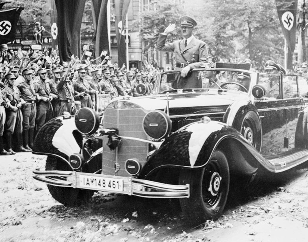 অ্যাডলফ হিটলার, জার্মানি: অ্যাডলফ হিটলারের সংগ্রহশালায় ছিল ডব্লিউ থার্টি ওয়ান ক্যাটাগরির জি৪। সাতটি আসনের এই গাড়ি প্যারেড এবং নানা অভিযানে তাঁর সঙ্গী হত। তাঁর শাসনকালে ৩০টি জি৪ তৈরি করিয়েছিলেন হিটলার।