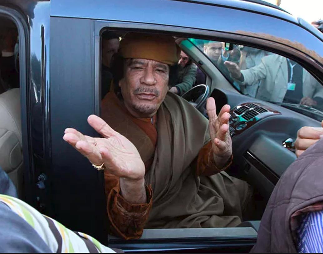 মুয়াম্মর গদ্দাফি, লিবিয়া: অনেকেই হয়তো জানেন না, লিবিয়ার ক্ষমতাচ্যুত একনায়ক মুয়াম্মর গদ্দাফি পছন্দ করতেন গাড়ি। শাসনকালে বিশেষ সংগ্রহশালায় নিজের জন্য ‘লিবিয়ান রকেট’ তৈরি করিয়েছিলেন তিনি। কড়া নিরাপত্তায় মোড়া এই গাড়িটিতে ছিল ২৩০ অশ্বশক্তি ক্ষমতার ইঞ্জিন। তা ছাড়াও তাঁর সংগ্রহে ছিল মার্সিডিজ এস ক্লাস, বুলেটপ্রুফ বিএমডব্লিউ ৭ সিরিজ, ফিয়াট।