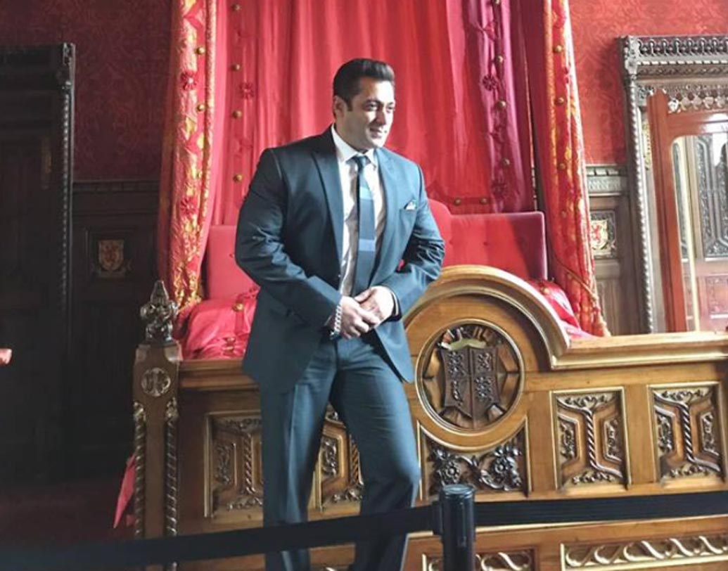 সলমন মানেই বিগ বাজেট। সলমন মানেই ইদ বা দিওয়ালিতে বক্স-অফিসে ঝড়। বলিউডের এই ‘ভাইজান’-এর নতুন ঠিকানা এখন জোধপুরের কেন্দ্রীয় সংশোধনাগার। তাই ভাল রকমই বিপাকে পড়েছে বলিউড। জানেন কী, বি-টাউনে সলমনের পিছনে এই মুহূর্তে লগ্নির পরিমাণ কত? প্রায় ৪০০ থেকে ৬০০ কোটি টাকা।