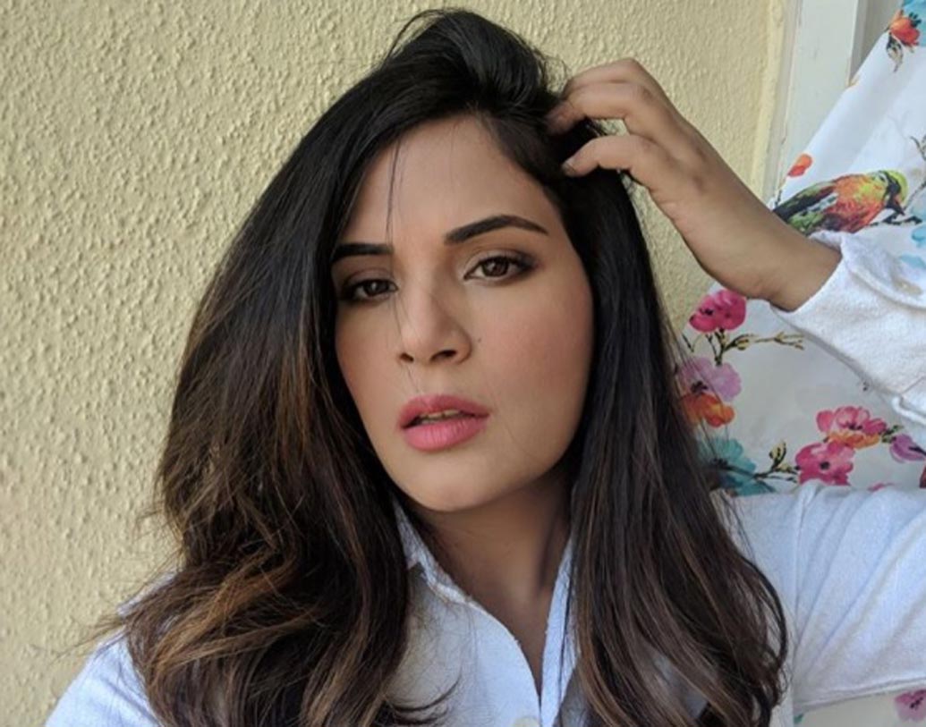 রিচা চড্ডা। অভিনেত্রীর সব ভাইবোনই বিদেশে থাকেন। তাই তাঁদের সঙ্গে নিত্যদিন কথা বলার উপায় হোয়াটসঅ্যাপ। রিচা একটি সাক্ষাত্কারে জানিয়েছিলেন, ‘গ্লোবাল ছড়ে’ নামে একটি গ্রুপের সদস্য তিনি।