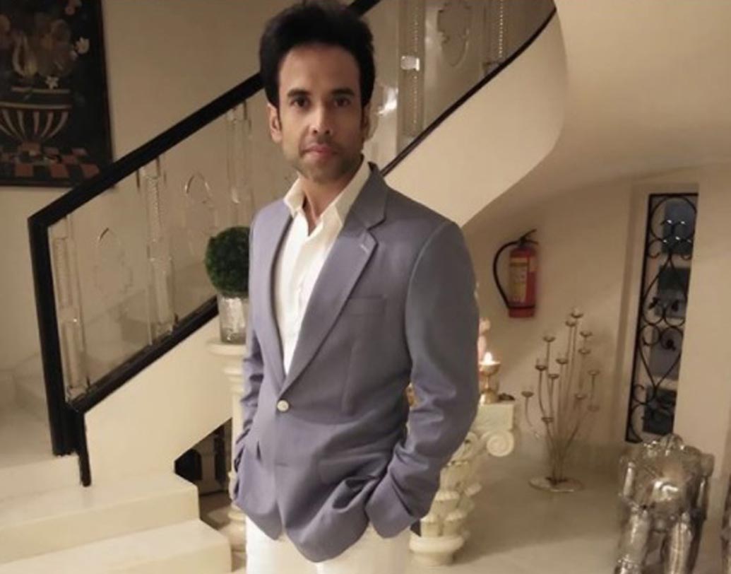 তুষার কপূর আবার চার-চারটি গ্রুপের সদস্য। হোয়াটসঅ্যাপে আলাদা আলাদা করে স্কুলের বন্ধু, গোলমাল ছবির সদস্য, পরিবার এবং পিআর-দের সঙ্গে আলাদা করে একটি গ্রুপে কথা বলেন অভিনেতা।