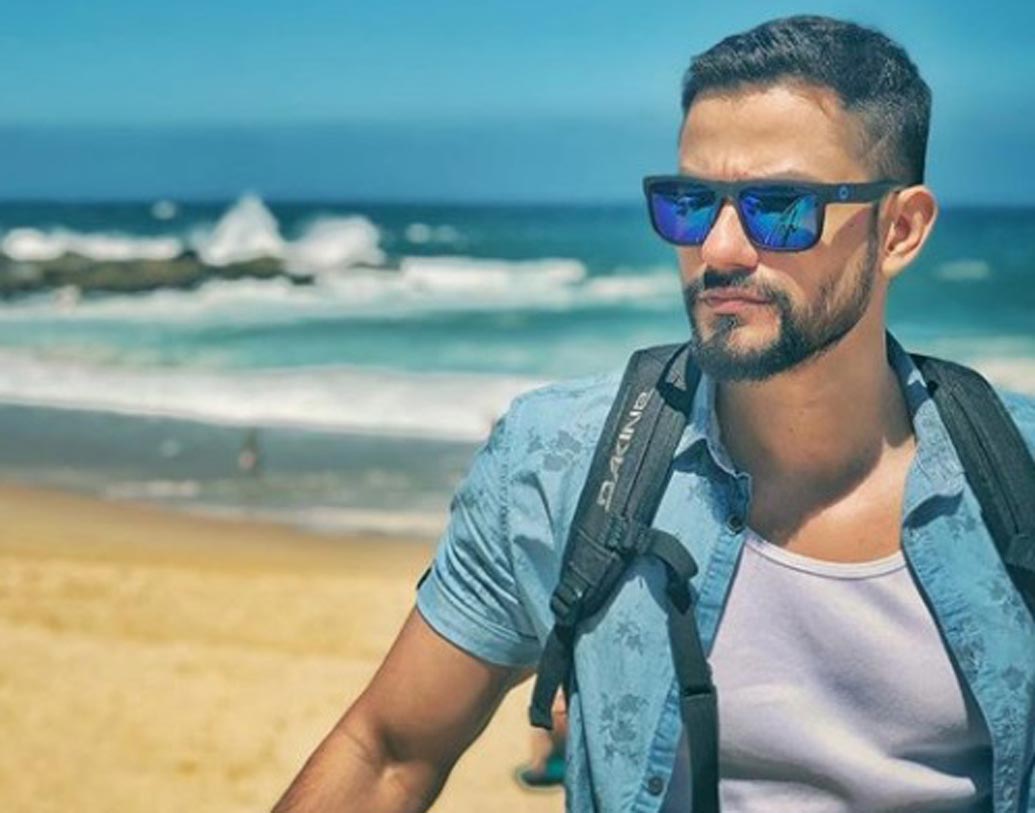 কুণাল খেমু নাকি একাধিক গ্রুপের সদস্য হয়ে পড়েছিলেন। তবে কিছুদিন আগেই বেশ কয়েকটি অপ্রয়োজনীয় গ্রুপ থেকে বেরিয়ে যান তিনি। একটি সাক্ষাত্কারে কুণালের দাবি, এই মুহূর্তে অন্তত ৩-৪টি গ্রুপের সদস্য রয়েছেন তিনি।