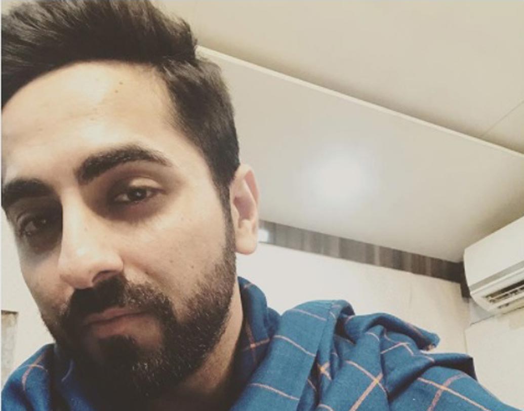 আয়ুষ্মান খুরানা আবার ৫টি গ্রুপের সদস্য। স্কুলের প্রায় ৫০জন বন্ধুদের একটি গ্রুপে সবচেয়ে বেশি অ্যাকটিভ নায়ক। এই গ্রুপে ১৫ বছরের ছেলেদের মতোই নাকি আলোচনা করেন তাঁরা।