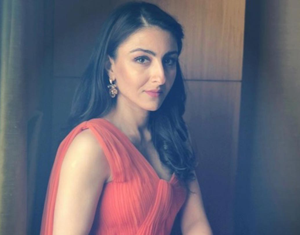 সোহা আলি খানও ১০টি গ্রুপের সদস্য। পরিবার, কাজ, পিআরদের পাশাপাশি প্রতিটি পার্টির আগও নাকি নতুন গ্রুপে ঢুকে পড়েন নায়িকা। তবে মাঝে মাঝে সেগুলি অপ্রয়োজনীয় হয়ে পড়লেন বেরিয়ে পড়েন নায়িকা।