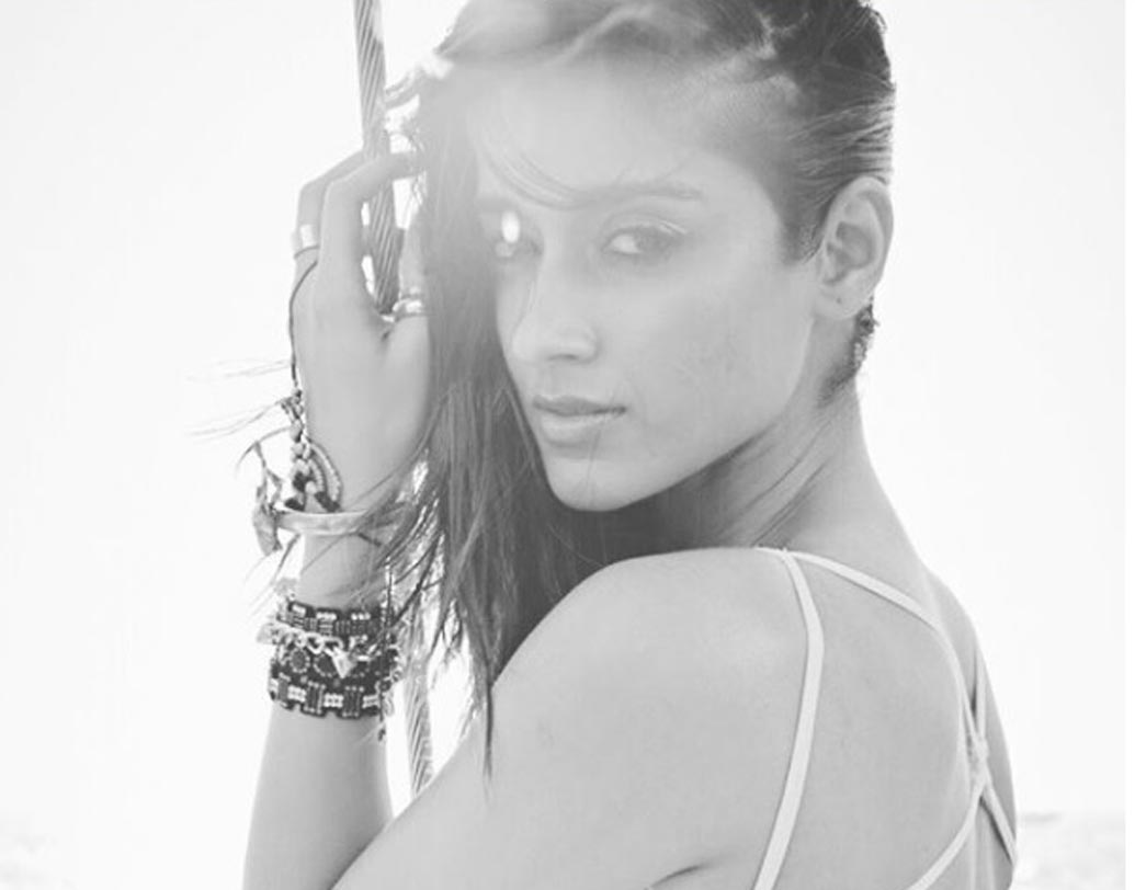 তবে ইলিয়ানা ডি’ক্রুজ মনে করেন, হোয়াটসঅ্যাপ বিষয়টা ঠিক তাঁর জন্য নয়। তাই কোনওদিনই হোয়াটসঅ্যাপ করেন না নায়িকা।