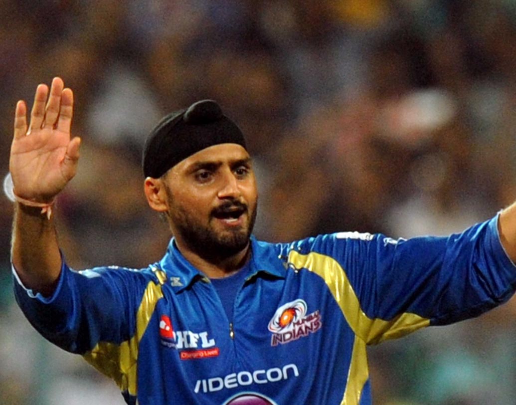 হরভজন সিংহ: এক সময়ে ভারতীয় দলের অন্যতম ভরসার এই অফ স্পিনারটি এ বার খেলবেন চেন্নাইয়ের হয়ে। ১৩৬টি আইপিএল ম্যাচে ১২৭টি উইকেট পেয়েছেন ভাজ্জি। পাশাপাশি রয়েছে ম্যাচ জেতানো বেশ কয়েকটি ব্যাটিং ইনিংসও।