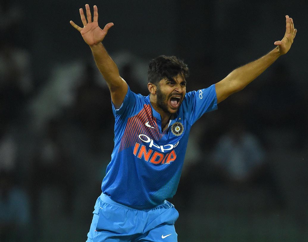 শার্দুল ঠাকুর: ভারতীয় দলের হয়ে ইতিমধ্যেই নজর কেড়েছেন। গুরুত্বপূর্ণ সময় শার্দুলের উইকেট নেওয়ার কথা মাথায় রেখে প্রথম একাদশে তাঁর ঠাঁই অনেকটাই নিশ্চিত।