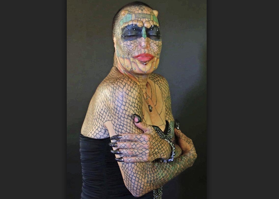 শুধুমাত্র একজন সাধারণ মানুষ হিসাবে মারা যেতে চাননি তিনি। চেয়েছিলেন অন্য কোনও প্রাণীর বেশে মৃত্যুকে বরণ করে নিতে। তার জন্যই ৫৫ বছরের রিচার্ড একাধিক যন্ত্রণাদায়ক অস্ত্রোপচার করিয়ে প্রথমে মহিলা হন এবং পরে ড্রাগনের রূপ নেন।