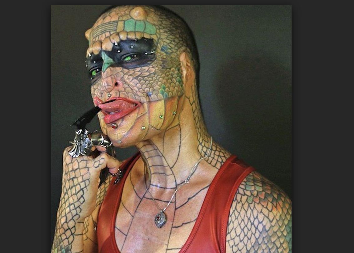 আর সবচেয়ে আশ্চর্য, ড্রাগন হওয়ার জন্য তিনি নিজের জিভ চিরে সরীসৃপের মতো করে নেন। চোখের ভিতরের সাদা অংশ রং করিয়ে সবুজ করে নেন। এই সমস্ত অস্ত্রোপচারে মোট খরচ হয়েছে প্রায় ৫০ লক্ষ টাকা।