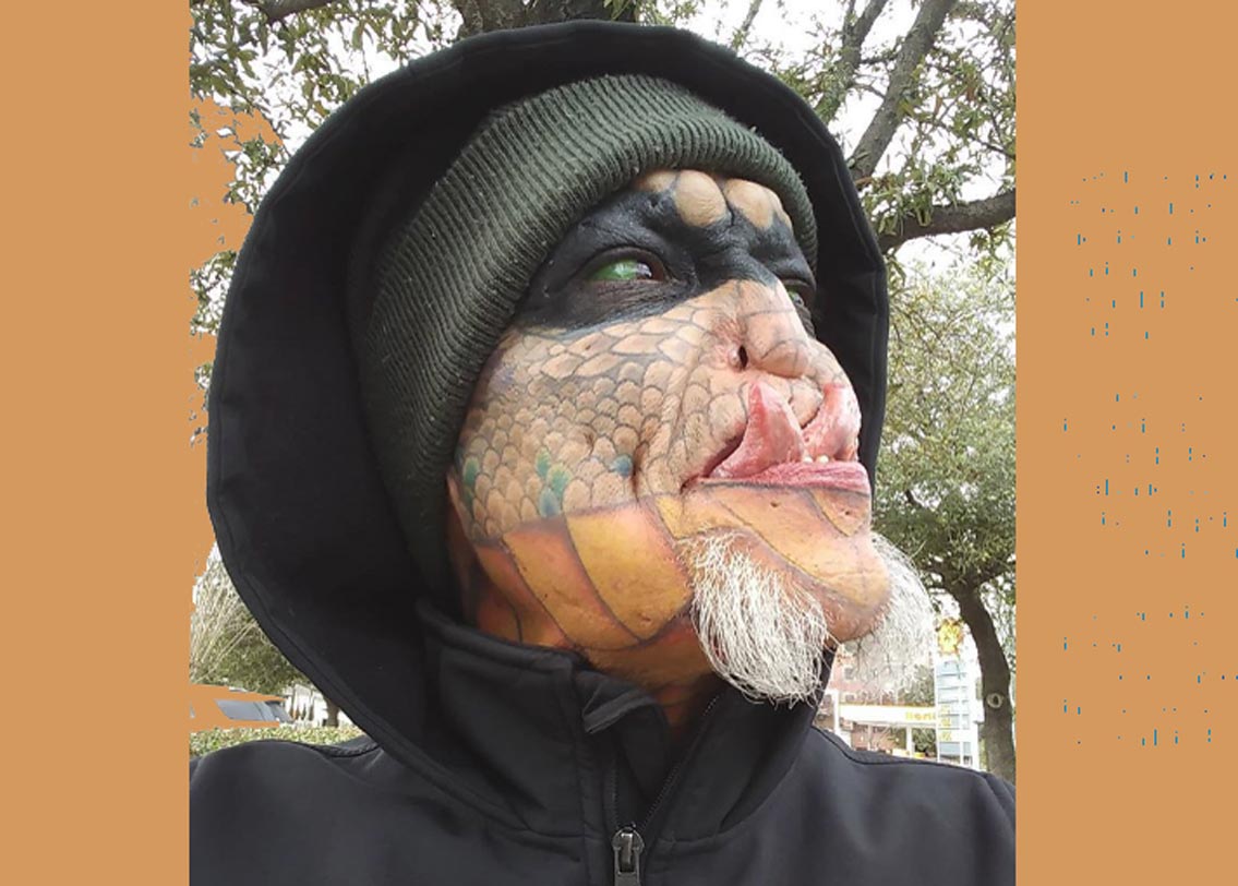 মানুষ নন, মেডুসা নিজেকে ‘ট্রান্স স্পিসিস’ মনে করেন। নিজের পরিচয় দেন ‘ড্রাগন লেডি’ হিসাবে। তাঁর বিশ্বাস, যাঁরা খুব কঠিন সময়ের মধ্যে দিয়ে যাচ্ছেন, এই পদক্ষেপ নাকি তাঁদের বেঁচে থাকার নতুন দিশা দেখাবে।