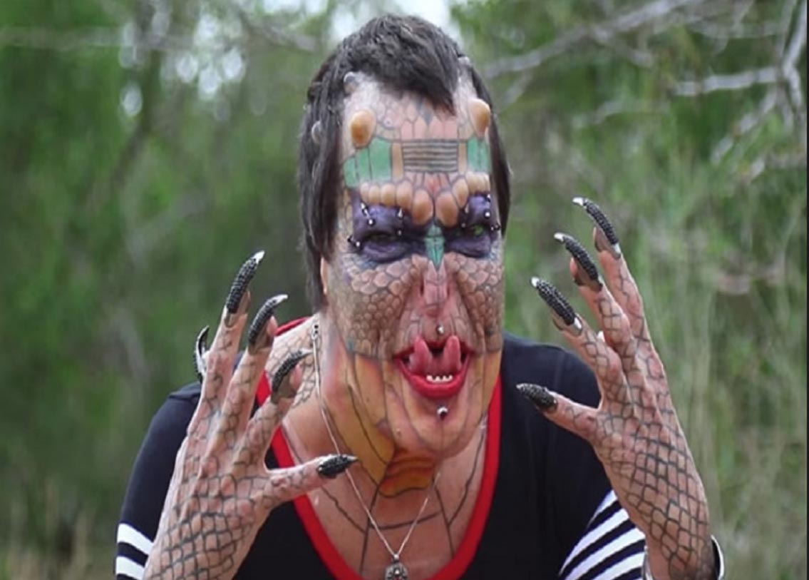 ছোটবেলাটাও খুব একটা স্বাভাবিক ছিল না তাঁর। ‘দ্য উইজার্ড অফ অড’ নামে এক অনুষ্ঠানে গিয়ে নিজের শৈশবের কথা শেয়ার করেন তিনি। তিনি জানান, মাত্র পাঁচ বছর বয়সে মা এবং সৎ বাবা তাঁকে ফেলে চলে যান। তিনি দুটো ডায়মন্ড র‌্যাটেল সাপকে নিজের মা-বাবা হিসাবে মানতে শুরু করেন। মেডুসার দাবি, ওই সাপ দুটোর সঙ্গেই শৈশবের অনেকগুলো বছরও কাটান তিনি।