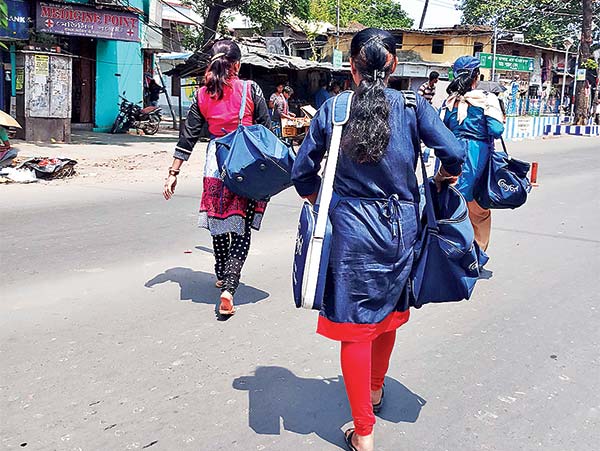 চলমান: শহরের পথে এ ভাবেই পথ চলা।