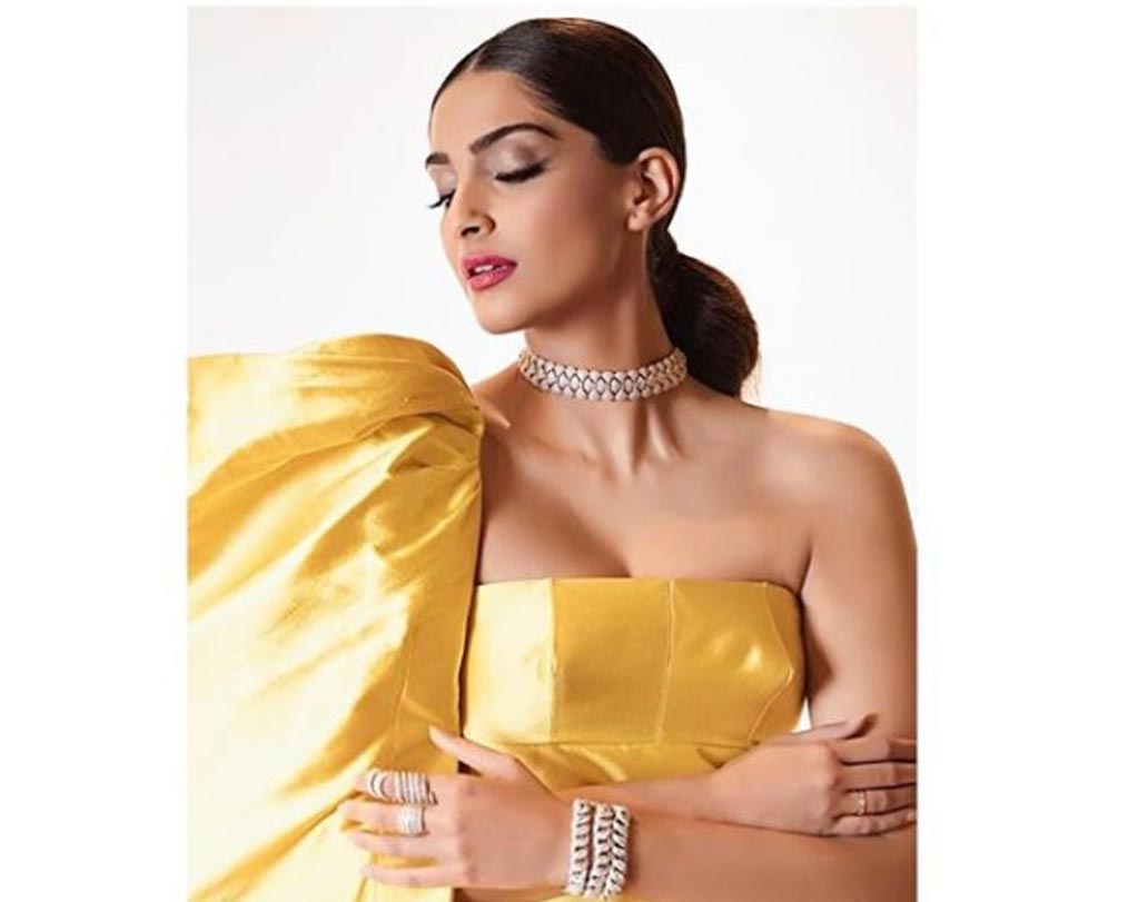 বলিউডের অন্যতম সেরা ফ্যাশনিস্তা। তাঁর মতো ফিগার তৈরি করা অনেক মেয়েরই স্বপ্ন। সেরা ফ্যাশন ট্রেন্ড ফলো করা নায়িকা কিছুদিন আগে মাছ-মাংস খাওয়া ছেড়ে দিয়েছেন। স্বাস্থ্যকর লাইফস্টাইলের জন্যই এমন সিদ্ধান্ত নিয়েছেন সোনম কপূর।