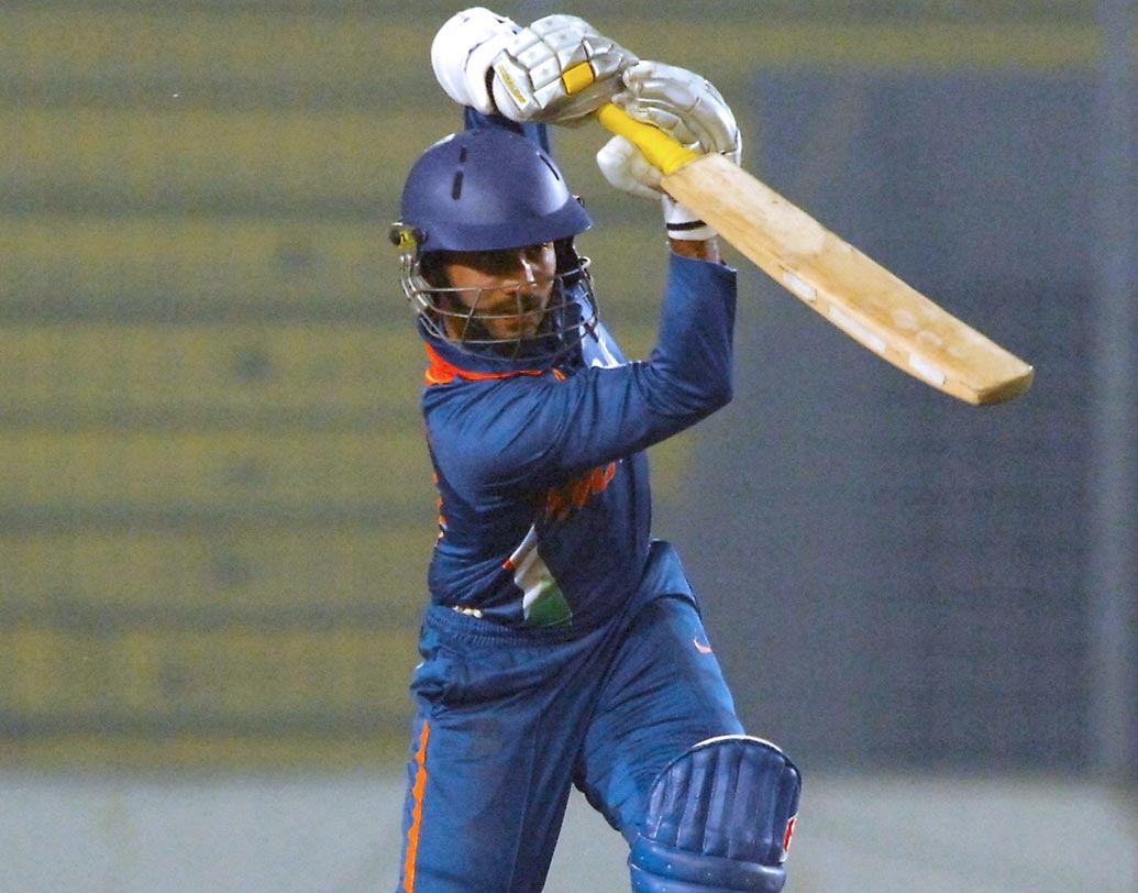 দীনেশ কার্তিক: টি-২০তে ভারতীয় দলের অন্যতম ভরসা। আইপিএলেও দলের বড় ভরসা নাইটদের নতুন অধিনায়ক। ১৫২টি ম্যাচে রান করেছেন ২৯০৩। স্ট্রাইক রেট ১২৫-এর বেশি।