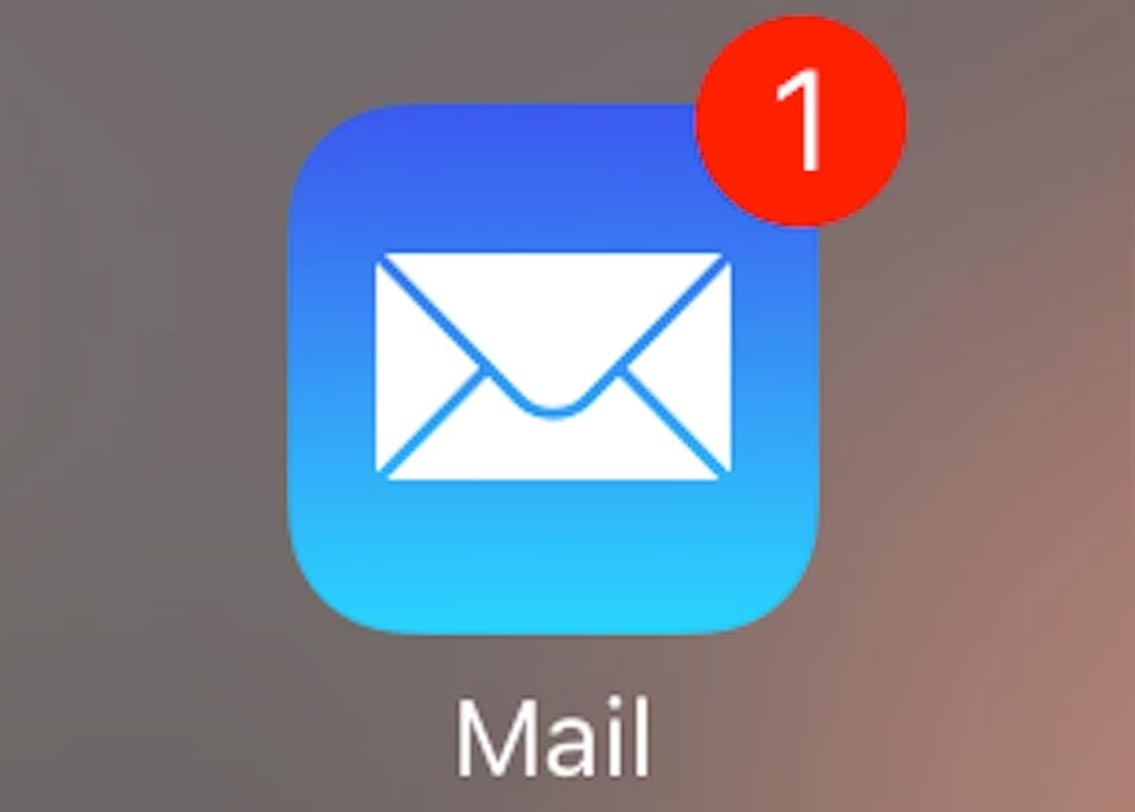 ইমেল করার সময় তাড়াহুড়ো করবেন না। সুস্থির মস্তিষ্কে টাইপ করুন। পাঠানোর আগে অবশ্য একবার সবটা দেখে নেবেন। কোনও টাইপো বা বানান যেন ভুল না থাকে। কিংবা অনেক সময়ই আমরা সময় বাঁচাতে কোনও শব্দ ছোট করে লিখে ফেলি। যেমন এস-ও-আর-আর-ওয়াই (সরি) পরিবর্তে লিখে থাকি এস-আর-ওয়াই। টি-এইচ-অ্যা-এন-কে-এস (থ্যাঙ্কস) বদলে লিখে থাকি টি-এইচ-কে-এস। কিন্তু জানেন কি আপনার এই আচরণ আপনার অলসতার পরিচয়। আপনি হয়তো তা মনে করেন না। কিন্তু বসের কাছে আপনার সম্বন্ধে এমনই বার্তা পৌঁছবে।