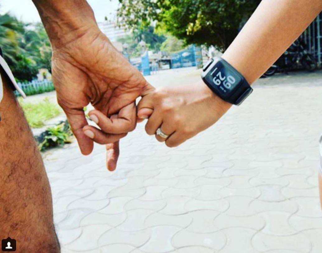 গত শনিবার অঙ্কিতা কোনওয়ার তাঁর আনভেরিফাইড ইনস্টাগ্রাম পেজে এই ছবিটি পোস্ট করেছেন। ক্যাপশনে অঙ্কিতা লিখেছেন, ‘আমি জানতেই চাই না, তোমাকে ছাড়া জীবন কেমন। তুমিহীন পৃথিবীটাকে চিনতেই চাই না...’। অঙ্কিতার আঙুলের আংটি কি তবে এনগেজমেন্ট রিং? এই ছবি দেখে এমনই প্রশ্ন তুলেছেন নেটিজেনরা।