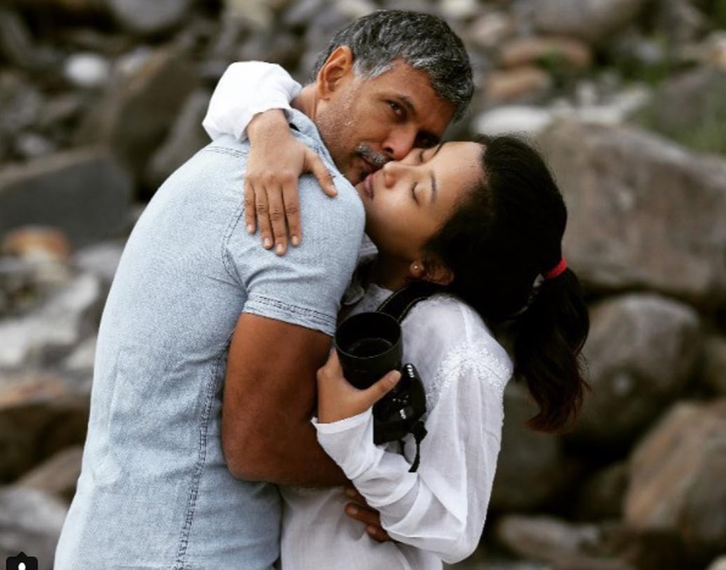 ৫২ বছর বয়সী এই মডেল-অভিনেতার হবু স্ত্রী অঙ্কিতা কোনওয়ারের বয়স মাত্র ২৩ বছর! সংবাদ মাধ্যমে যদিও তাঁর বয়স নিয়ে নানা মত ভেসে বেড়াচ্ছে। কেউ বলছেন ১৮,কেউ বলছেন ২৬।