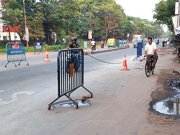Kolkata News: Guard rail being placed in the spot in Taratala Road where accident took place