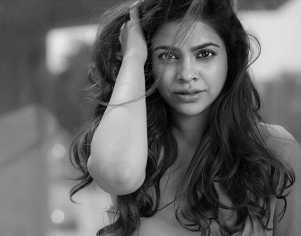 মিনিমাল মেক-আপ ও প্যাস্টেল শেডের পোশাকে নজর কেড়েছেন সুমনা।