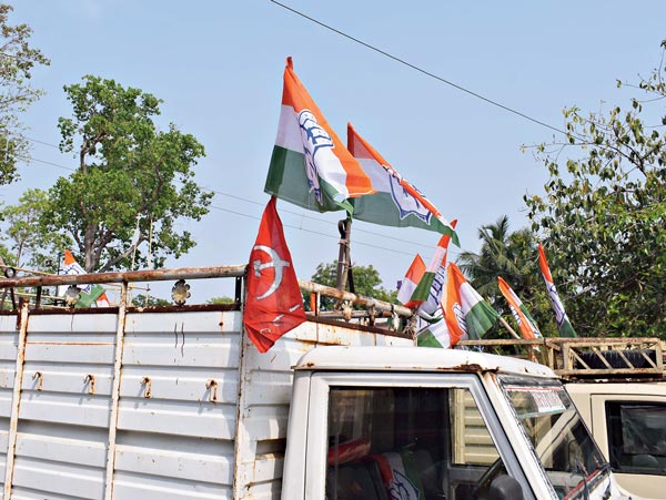 পাশাপাশি: একই গা়ড়িতে বাঁধা দুই দলের পতাকা। নিজস্ব চিত্র