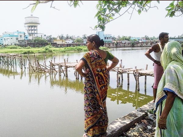 রাজত্ব: ওপারের ওই মাঠেই বসে দুষ্কৃতীদের আড্ডা। সাঁকো পেরিয়ে তারা চলে আসে বসন্তবাগানে। সাঁকো তাই ভেঙে দিয়েছেন বাসিন্দারা। ছবি: তাপস ঘোষ