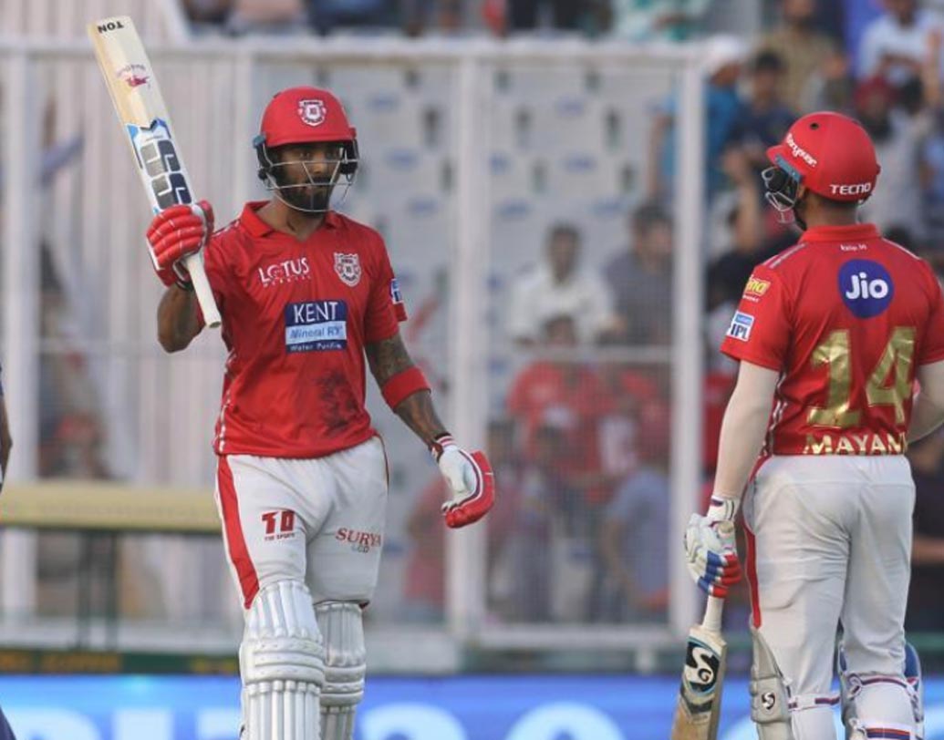 লোকেশ রাহুল: ২০১৮ আইপিএল-এ রবিবার ঘরের মাঠে দিল্লি ডেয়ারডেভিলসকে ৬ উইকেটে হারিয়ে দেয় কিঙ্গস ইলেভেন পঞ্জাব। নজর কাড়ে লোকেশ রাহুলের বিস্ফোরক ইনিংস। মাত্র ১৪ বলে ৫০ রানের রেকর্ড গড়েন রাহুল। তাঁর ঝুলিতে ছিল ৬টি বাউন্ডারি এবং চারটি ছক্কা। আইপিএলের ইতিহাসে এটাই দ্রুততম হাফসেঞ্চুরি।