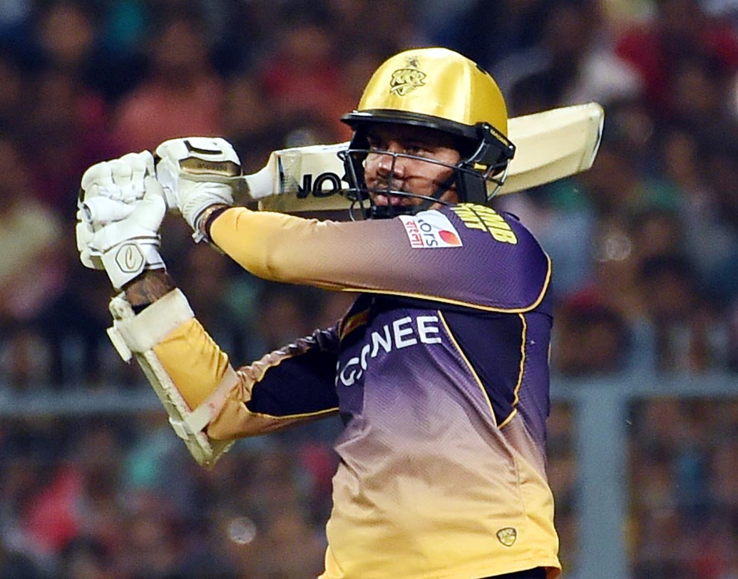 সুনীল নারিন: ২০১৭ আইপিএলে বিরাট কোহালির বেঙ্গালুরু রয়্যাল চ্যালেঞ্জার্সের বিরুদ্ধে রান তাড়া করতে নেমে ঝলসে উঠেছিল নারিনের ব্যাট। কলকাতা নাইট রাইডার্সের হয়ে মাত্র ১৫ বলে পঞ্চাশ করে দ্রুততম অর্ধশতরানের খাতায় নাম লিখিয়েছিলেন তিনি। নারিনের সঙ্গে ওই দিন ২২ বলে পঞ্চাশ করে বিস্ফোরক ছিলেন ক্রিস লিনও।