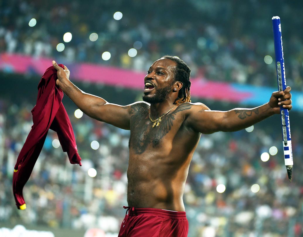 ক্রিস গেল: রয়্যাল চ্যালেঞ্জার্সের হয়ে খেলতে নেমে ২০১৩ সালে ব্যাটিংয়ে ঝড় তোলেন ক্রিস গেল। পুণে ওয়ারিয়র্সের বিরুদ্ধে মাত্র ৩০ বলে শতরানের রেকর্ড গড়েছিলেন তিনি। প্রথম ১৭ বলেই পঞ্চাশের গণ্ডি পেরিয়ে যান তিনি। বাকি ১৩ বলে পৌঁছন শতরানে। শেষ পর্যন্ত ৬৬ বলে ১৭৫ রান করেও অপরাজিত থেকে যান গেল।