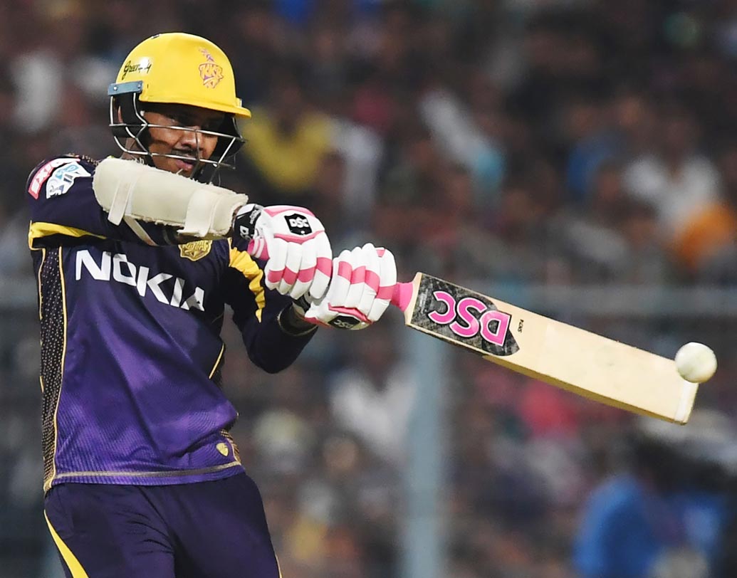 ব্যাটে নারিন ঝড়: বিপরীতে বেঙ্গালুরু থাকলেই যেন জ্বলে ওঠে সুনীল নারিনের ব্যাট। এর আগে ১৫ বলে হাফসেঞ্চুরি করেছিলেন। আর রবিবার করলেন ১৯ বলে ৫০। মূলত তাঁর ক্যামিওই ম্যাচ থেকে ছিটকে দেয় আরসিবিকে। ছবি: এএফপি।