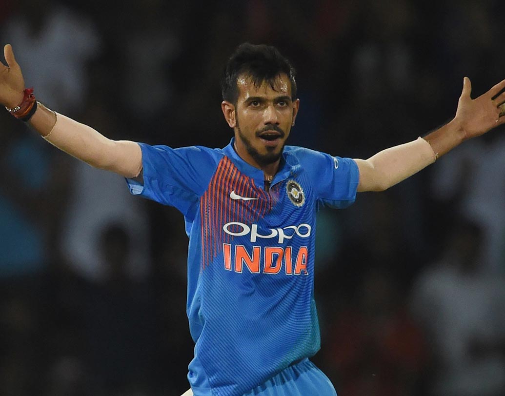 ফ্লপ আরসিবির দুই স্পিনার: আরসিবির দুই স্পিনার যুজবেন্দ্র চাহাল এবং ওয়াশিংটন সুন্দর ৭ ওভারে মোট ৭৭ রান দিয়ে এক উইকেট নিয়েছেন। চূড়ান্ত ফ্লপ দুই স্পিনারকে একেবারেই মাঠের বাইরে ফেলেছে নাইটরা। ছবি: এএফপি।