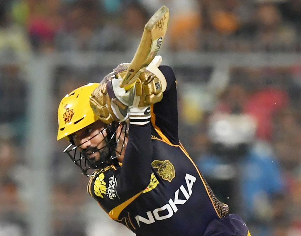 কার্তিক-রানা পার্টনারশিপ: নাইট অধিনায়ক কার্তিক যখন নীতীশ রানার সঙ্গে জুটি বাঁধেন, তখন নাইটরা তিন উইকেট হারিয়ে একটু বেকায়দায়। এই অবস্থায় চতুর্থ উইকেটে তাঁদের ৫৫ রানের পার্টনারশিপ ম্যাচ বের করে নেয়। ছবি: এএফপি।