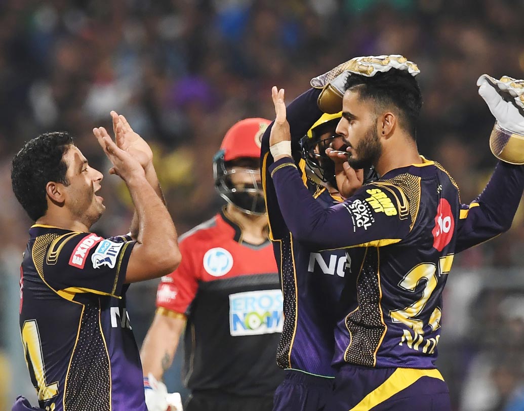 রানার ম্যাজিক স্পেল: ক্রিজে তখন বিশ্বের অন্যতম দুই বিধ্বংসী দুই ডানহাতি— বিরাট কোহালি এবং এবি ডেভিলিয়ার্স। ক্রমশ ভয়ঙ্কর হয়ে ওঠা এই জুটি যখন আরসিবিকে ২০০-র স্বপ্ন দেখাচ্ছে তখনই পর পর দুই উইকেট নিয়ে নাইটদের ম্যাচে ফেরান নীতীশ রানা। ছবি: এএফপি।