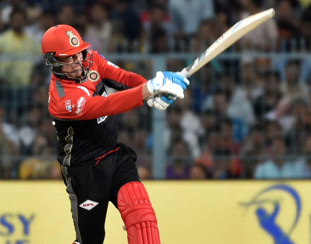 রয়্যাল চ্যালেঞ্জার্স বেঙ্গালুরুর হয়ে ওপেন করতে নামেন ব্রেন্ডন ম্যাককালাম এবং কুইন্টন ডি কক। কেকেআর-এর হয়ে প্রথম বল করতে আসেন বিনয় কুমার।