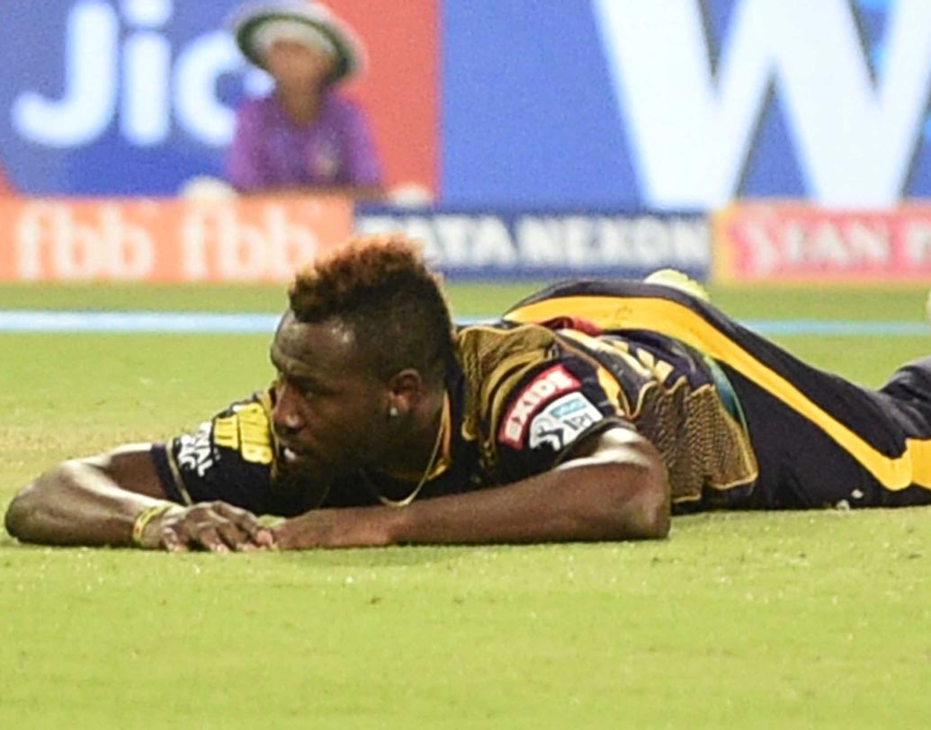 প্রথম ওভারেই রয়্যাল চ্যালেঞ্জার্স বেঙ্গালুরুর ব্যাট থেকে আসে ১৪ রান। সেই সঙ্গে সঙ্গেই নিজের টি-টোয়েন্টি কেরিয়ারে ৯০০০ রান পূর্ণ করেন ব্রেন্ডন ম্যাককালাম। ৬৬ রানের মাথায় সুনীল নারিনের বলে ফিরে যান ব্রেন্ডন ম্যাককালাম। এর পরেই মাঠে ধামাকা দেখাতে আরম্ভ করে দেন এ বি ডেভিলিয়ার্স এবং বিরাট কোহালি।