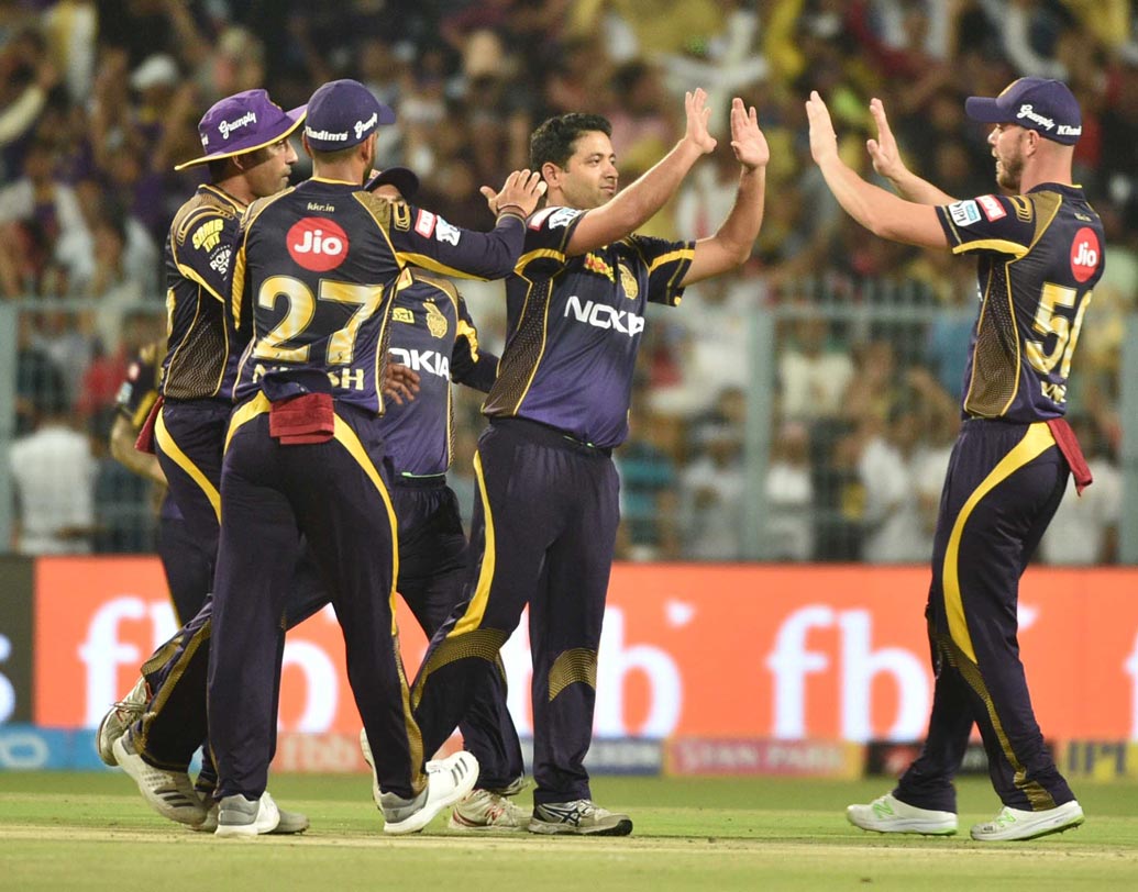 ষষ্ঠ ওভারে ৫০ রানের গণ্ডি পার করেন বিরাট বাহিনী। আর ঠিক এর পরের ওভারটিতেই দুর্ধর্ষ বোলিং করে নিজের প্রথম ওভারে মাত্র ২ রান দেন সুনীল নারিন। ১১ ওভারে নারিনকে ১৪ রান দেন বিরাট কোহালি এবং এ বি ডেভিলিয়ার্স। ১২ এবং ১৩ দু’টি ওভারেই ডেভিলিয়ার্স এবং কোহালির ব্যাট থেকে আসে ২০ রান। রয়্যাল চ্যালেঞ্জার্স বেঙ্গালুরুর রান তখন ১১৬।