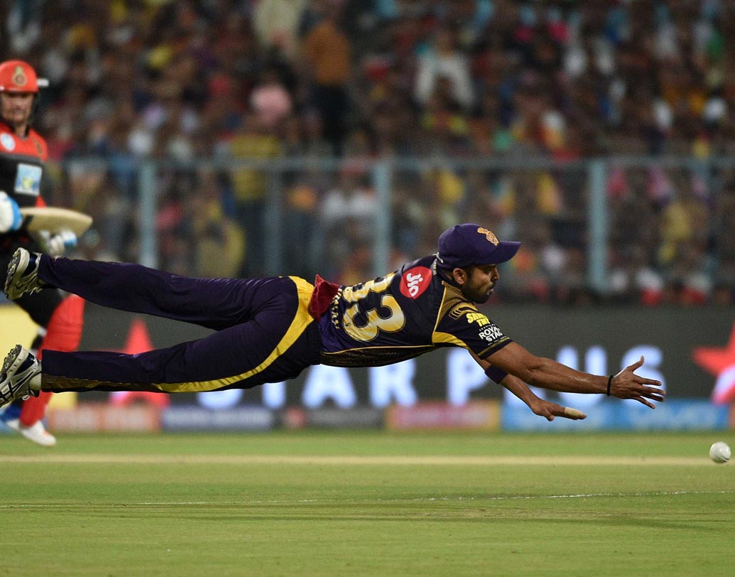 ১৪ ওভারে নীতিশ রানার বলে পর পর আউট হয়ে গ্যালারিতে ফিরে যান বিরাট কোহালি এবং এ বি ডেভিলিয়ার্স। আন্দ্রে রাসেলের বলে রীতিমতো গোত্তা খেতে হয় বেঙ্গালুরুর ব্যাটিং লাইনআপকে। ব্যাট হাতে কেবল মনদীপ সিংহই রান পাচ্ছিলেন। মনদীপের ১৮ বলে ৩৭ রানের সৌজন্যেই এ দিন রয়্যাল চ্যালেঞ্জার্স বেঙ্গালুরুর রান ১৭৬-এ দাঁড়ায়।