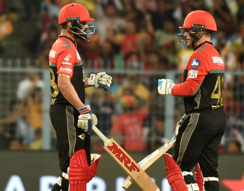 চতু্র্থ ওভারে নিজের ব্যাটিং কারিশ্মা দেখাতে শুরু করেন নারিন। ছয়, চার, চার, ছয়— পর পর রান আসে নারিনের ব্যাট থেকে। ১৭ বলে ৫০ করেন তিনি। তবে তার পরেই উমেশ যাদবের বলে আউট হয়ে যান সুনীল। এই নিয়ে দু’বার আইপিএলের ইতিহাসে ১৭ বলে ৫০ করলেন নারিন।